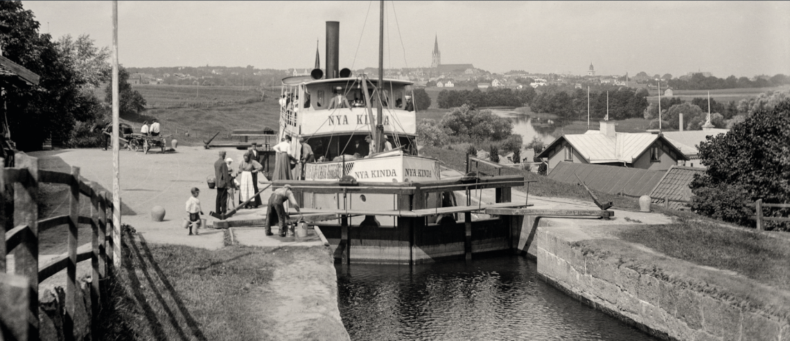 Svartvitt foto på nya Kinda i slussens översta kammare med stad i bakgrunden