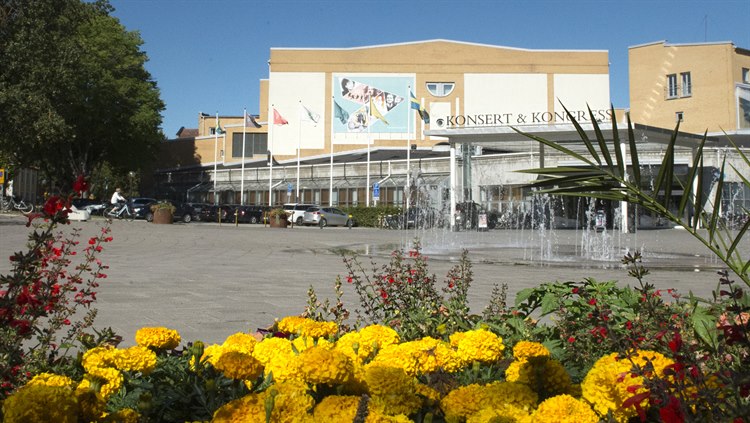 Konsert & Kongress stora entré, med piazzan framför. Närmast kameran blommande tagetes.