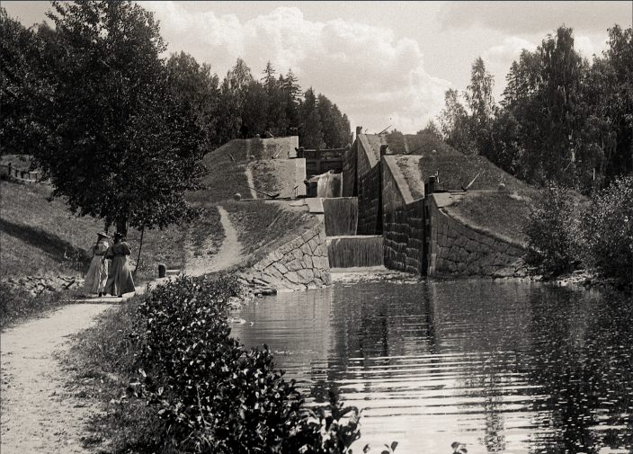 Svartvitt foto på en slusstrappa i tre steg. 