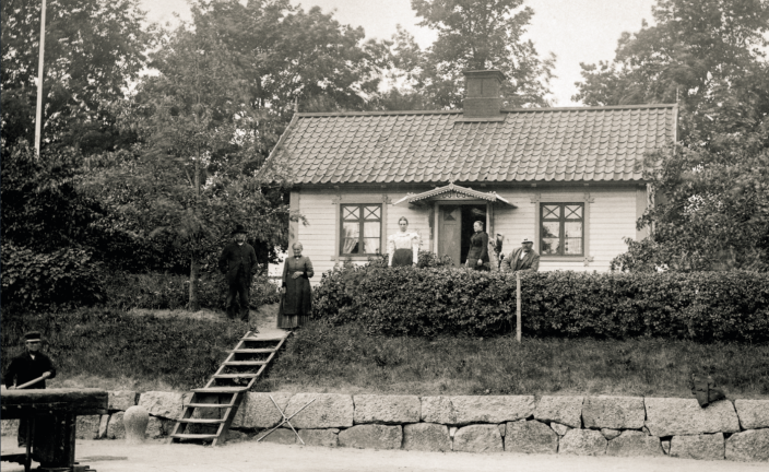 Svartvitt fotot på slussvaktar bostaden som var ett mindre trähus som låg intill kanalen.