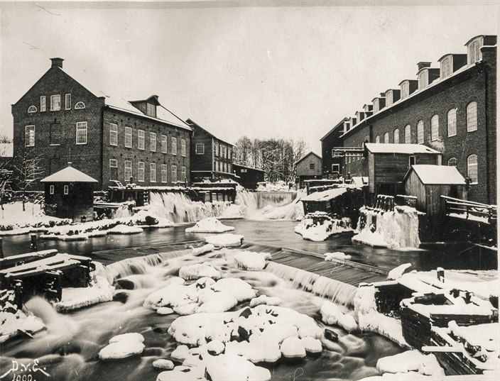 Kvarnar vid forsen i Tannefors. Till vänster syns kvarnen Jerusalem. Byggnaden finns kvar men är sedan länge omvandlad till bostadshus.