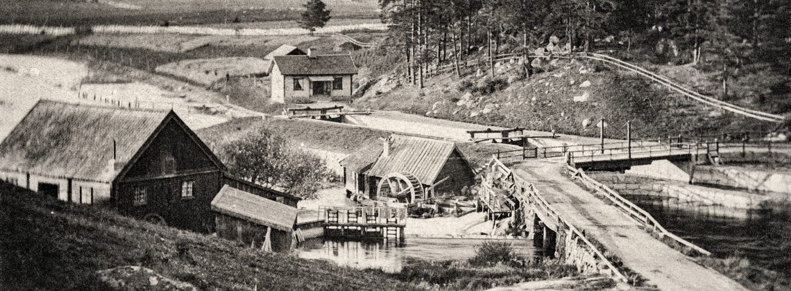 Svartvitt foto taget på slussvaktarbostaden och kvarnen i Hjulsbro. 